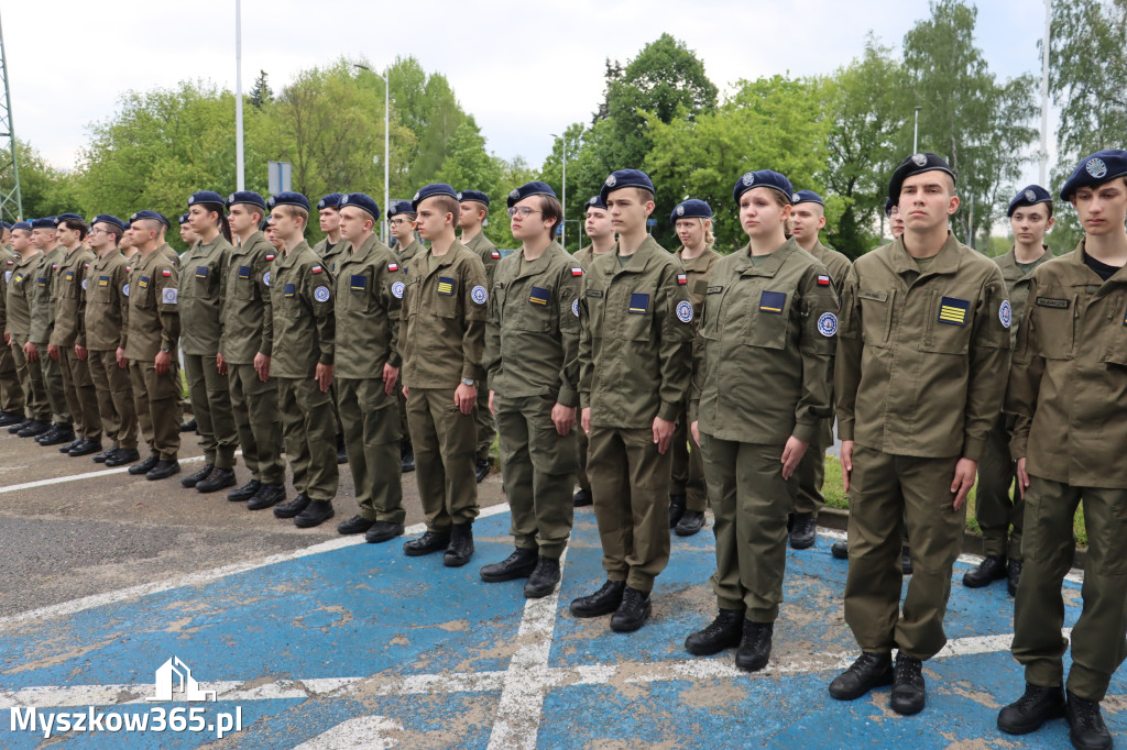 Fotorelacja: Pokaz Musztry Paradnej w wykonaniu uczniów Kwiatkowskiego w Myszkowie
