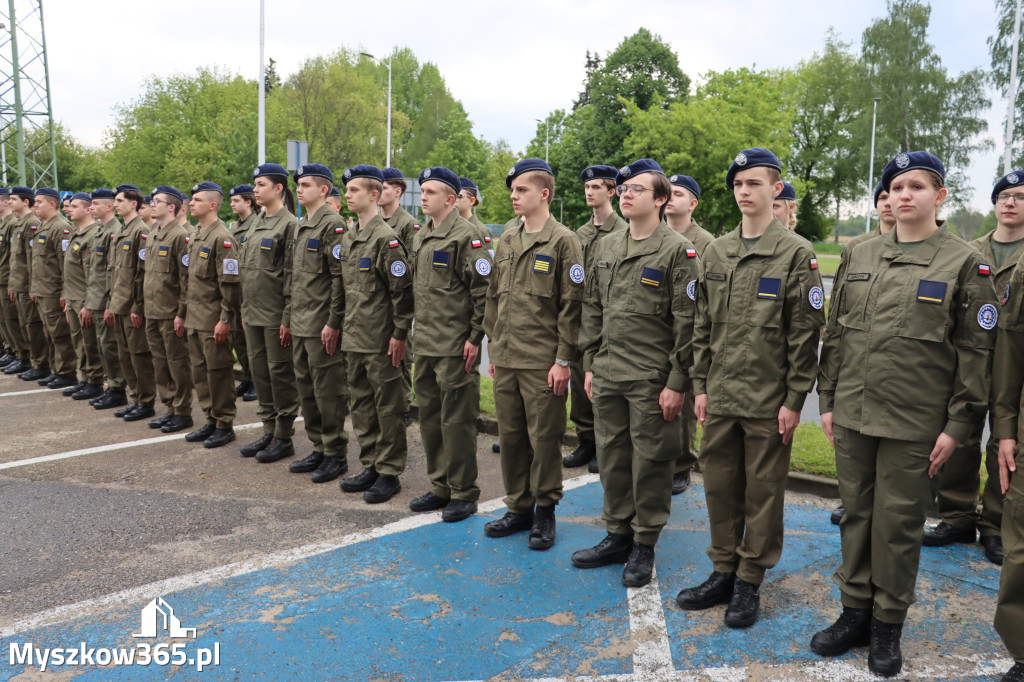 Fotorelacja: Pokaz Musztry Paradnej w wykonaniu uczniów Kwiatkowskiego w Myszkowie