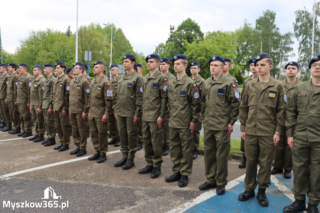Fotorelacja: Pokaz Musztry Paradnej w wykonaniu uczniów Kwiatkowskiego w Myszkowie