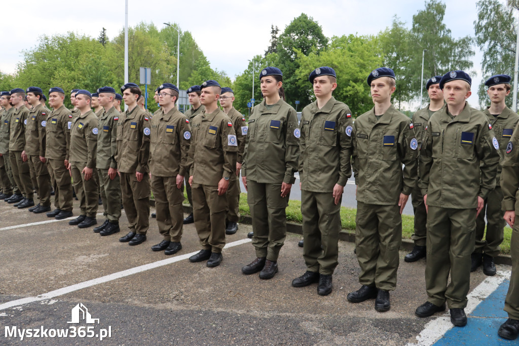 Fotorelacja: Pokaz Musztry Paradnej w wykonaniu uczniów Kwiatkowskiego w Myszkowie