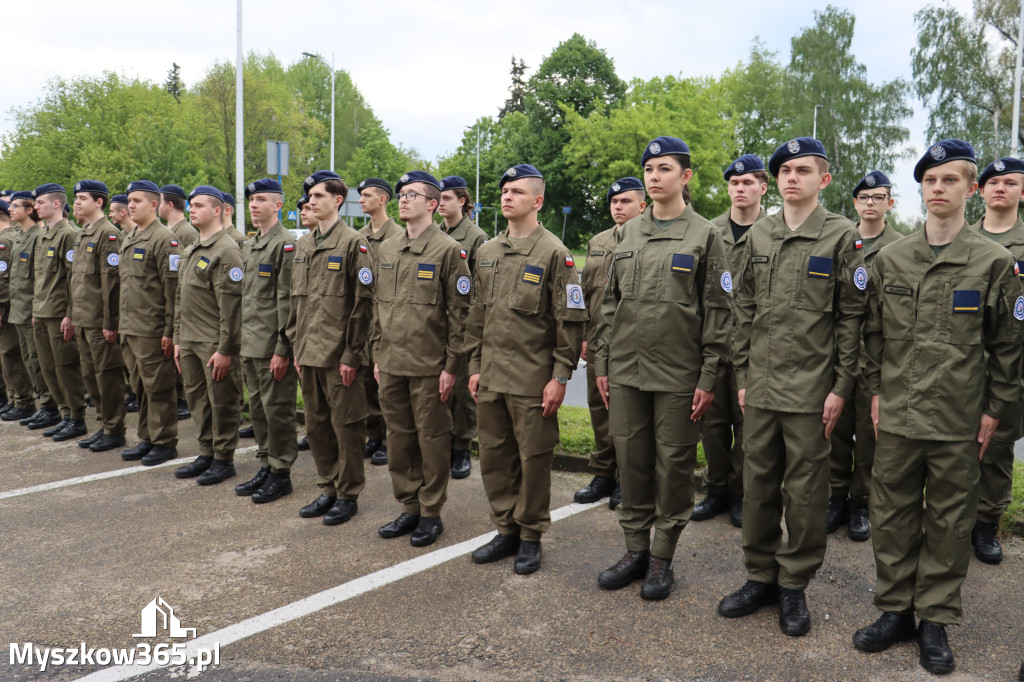 Fotorelacja: Pokaz Musztry Paradnej w wykonaniu uczniów Kwiatkowskiego w Myszkowie