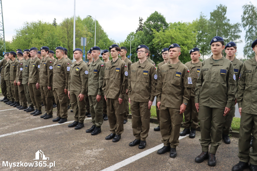 Fotorelacja: Pokaz Musztry Paradnej w wykonaniu uczniów Kwiatkowskiego w Myszkowie