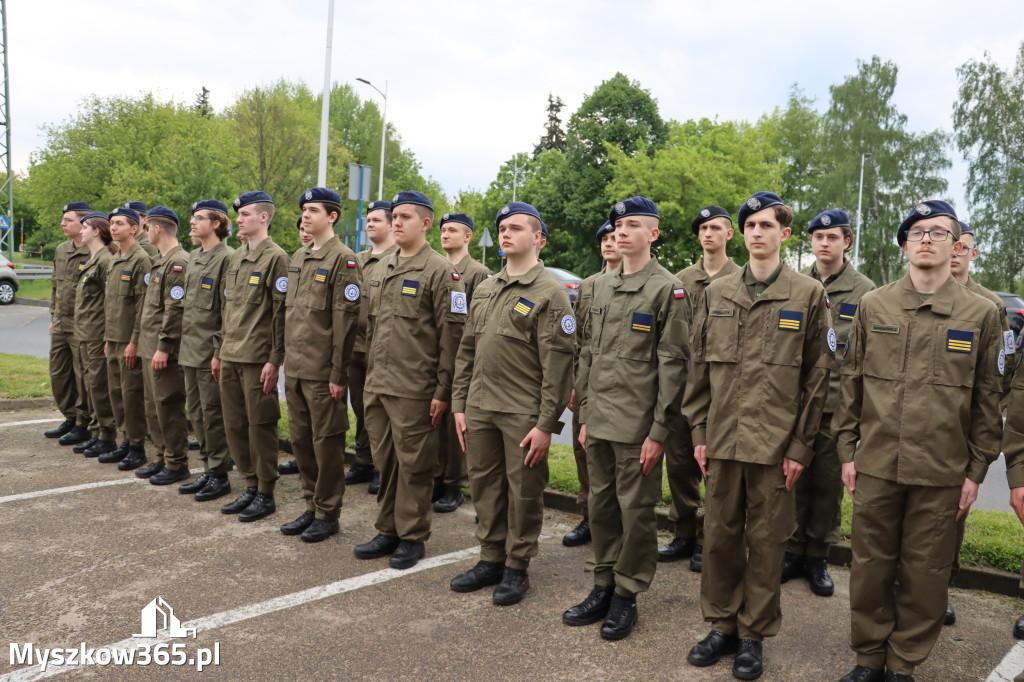 Fotorelacja: Pokaz Musztry Paradnej w wykonaniu uczniów Kwiatkowskiego w Myszkowie
