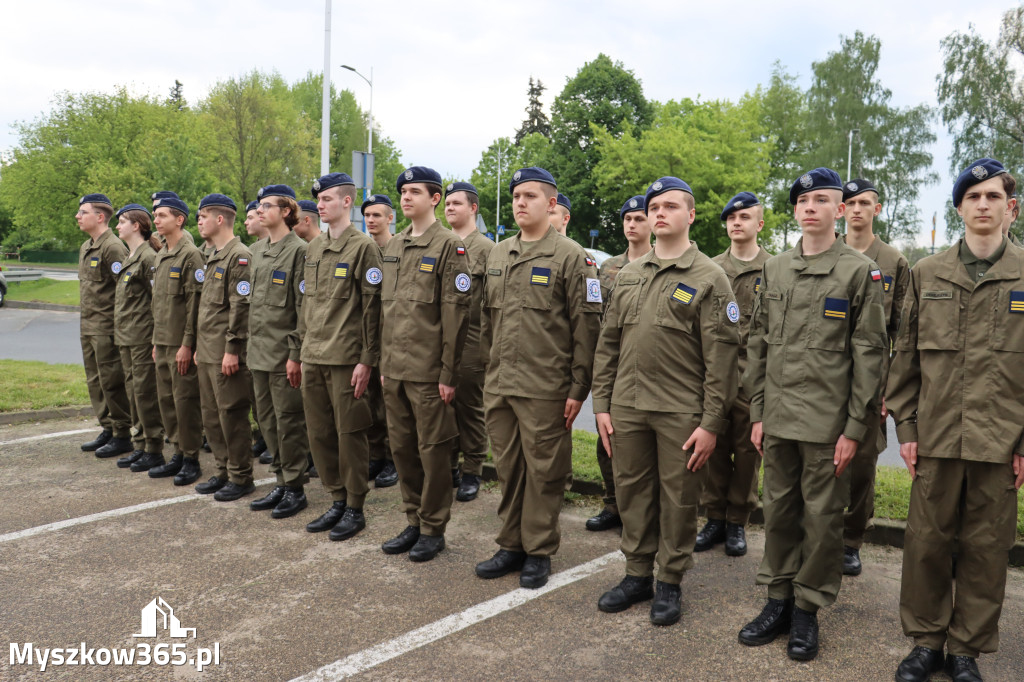 Fotorelacja: Pokaz Musztry Paradnej w wykonaniu uczniów Kwiatkowskiego w Myszkowie