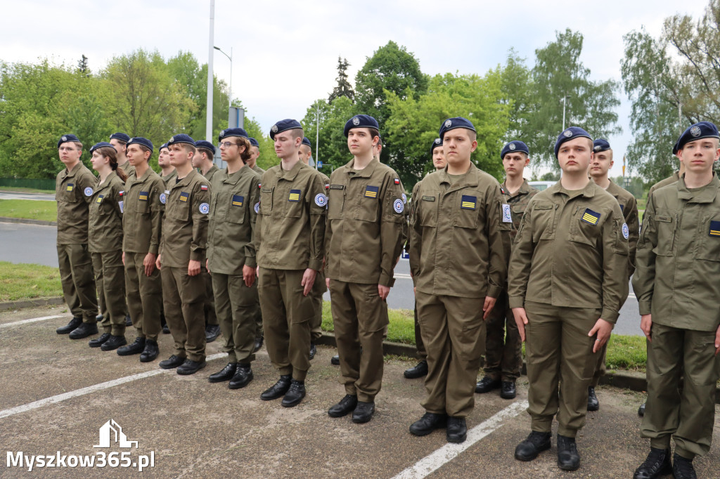 Fotorelacja: Pokaz Musztry Paradnej w wykonaniu uczniów Kwiatkowskiego w Myszkowie
