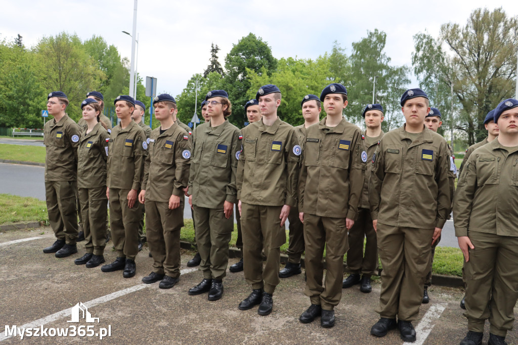 Fotorelacja: Pokaz Musztry Paradnej w wykonaniu uczniów Kwiatkowskiego w Myszkowie