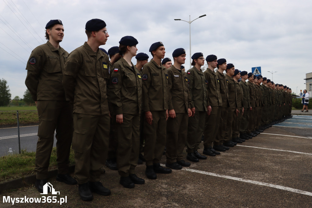 Fotorelacja: Pokaz Musztry Paradnej w wykonaniu uczniów Kwiatkowskiego w Myszkowie