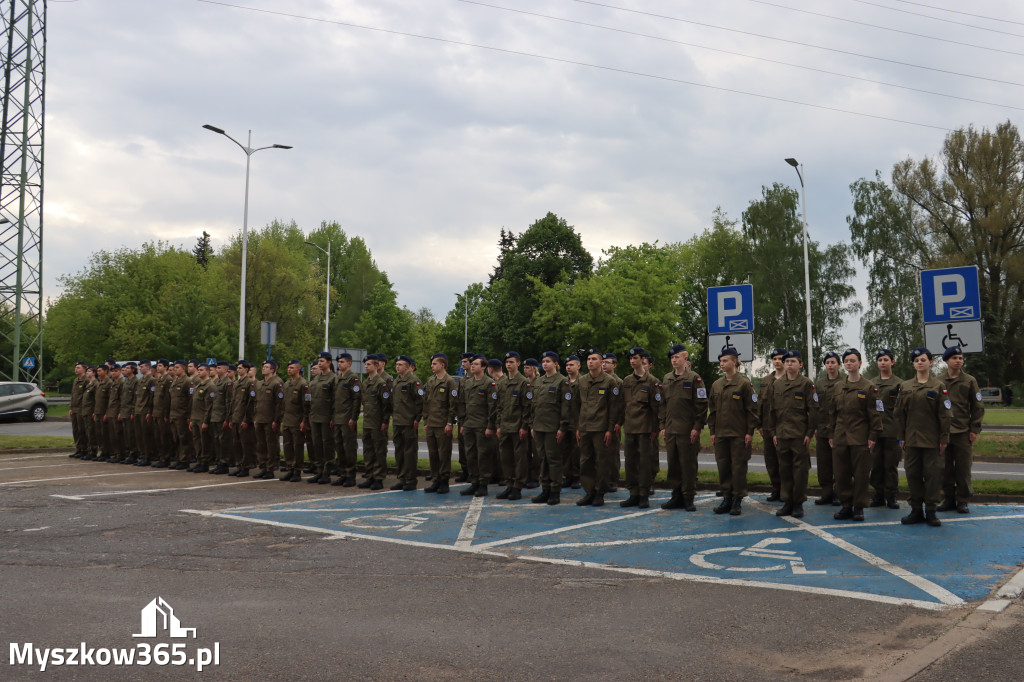 Fotorelacja: Pokaz Musztry Paradnej w wykonaniu uczniów Kwiatkowskiego w Myszkowie