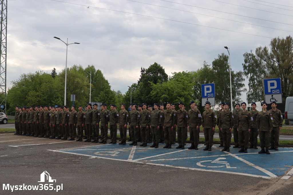 Fotorelacja: Pokaz Musztry Paradnej w wykonaniu uczniów Kwiatkowskiego w Myszkowie