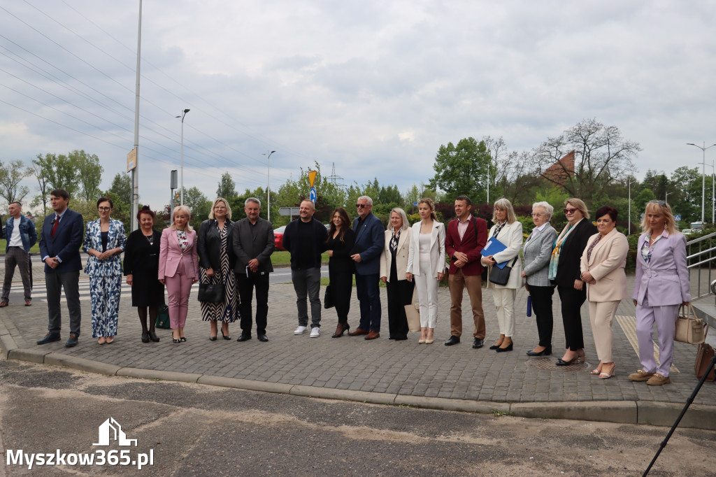 Fotorelacja: Pokaz Musztry Paradnej w wykonaniu uczniów Kwiatkowskiego w Myszkowie
