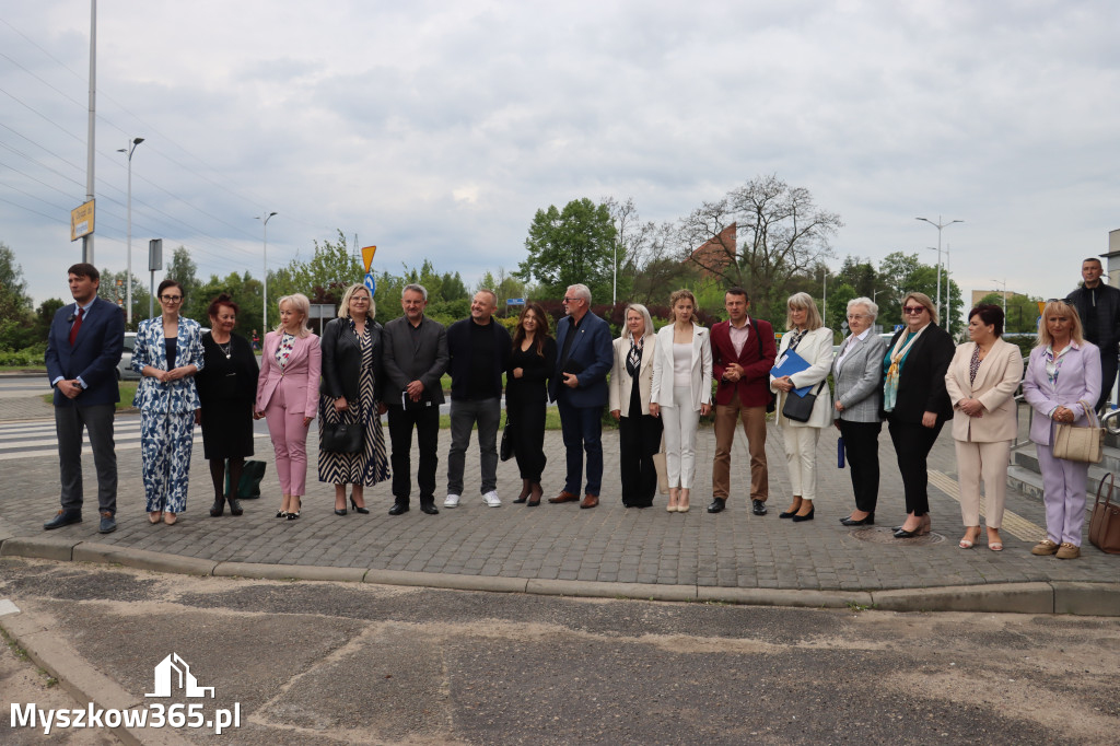 Fotorelacja: Pokaz Musztry Paradnej w wykonaniu uczniów Kwiatkowskiego w Myszkowie