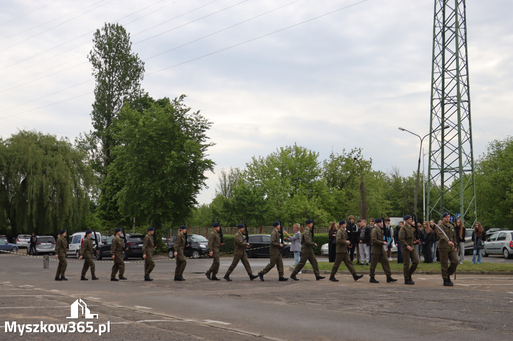 Fotorelacja: Pokaz Musztry Paradnej w wykonaniu uczniów Kwiatkowskiego w Myszkowie