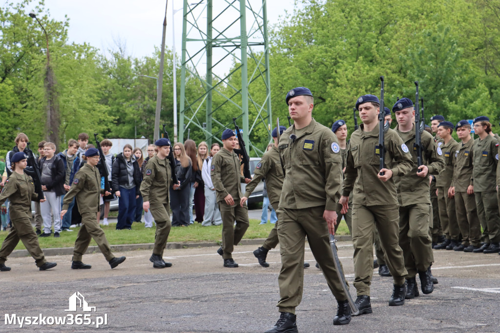 Fotorelacja: Pokaz Musztry Paradnej w wykonaniu uczniów Kwiatkowskiego w Myszkowie