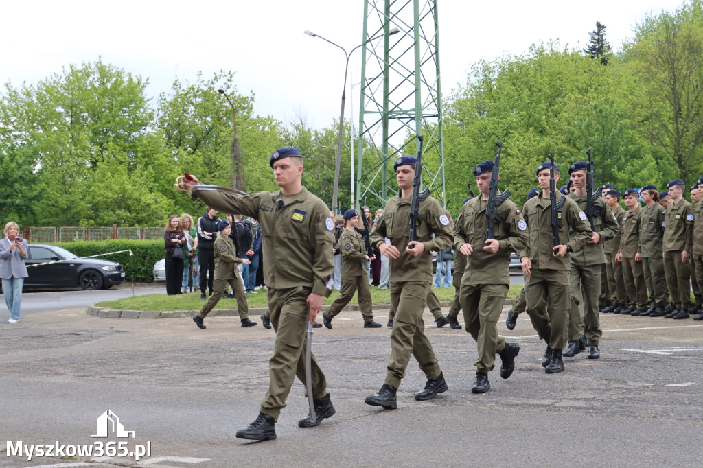Fotorelacja: Pokaz Musztry Paradnej w wykonaniu uczniów Kwiatkowskiego w Myszkowie