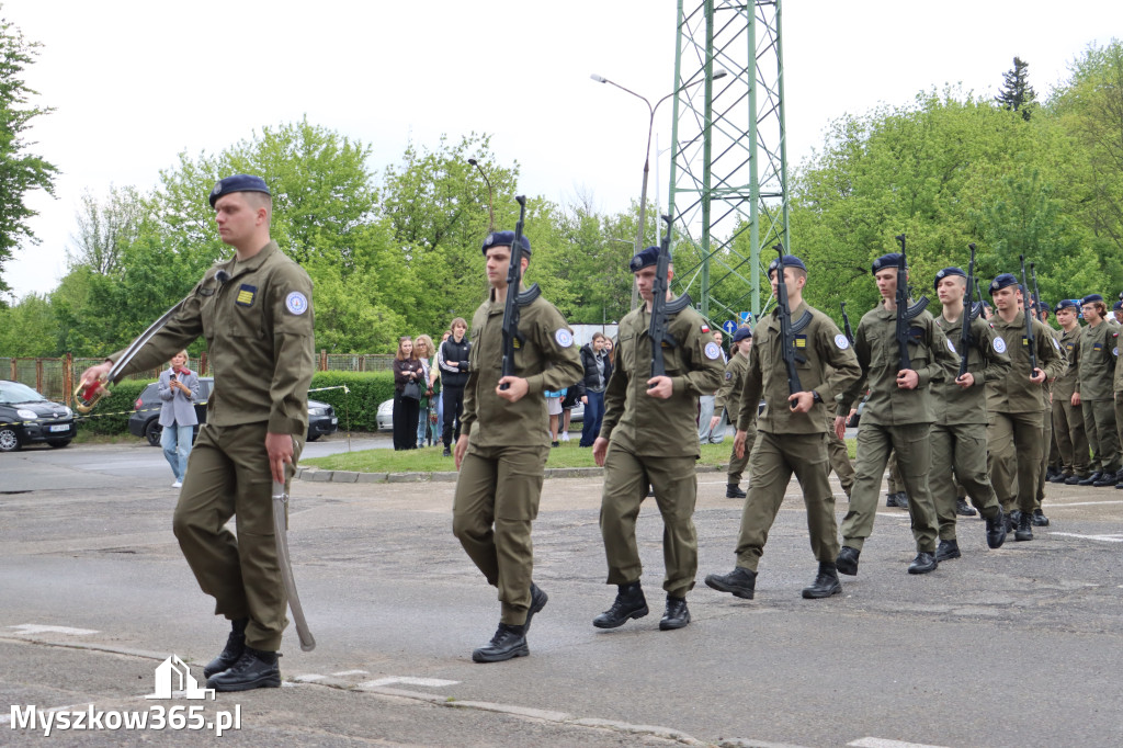 Fotorelacja: Pokaz Musztry Paradnej w wykonaniu uczniów Kwiatkowskiego w Myszkowie