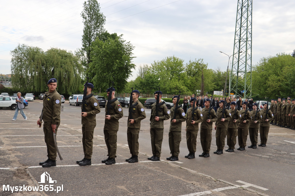 Fotorelacja: Pokaz Musztry Paradnej w wykonaniu uczniów Kwiatkowskiego w Myszkowie