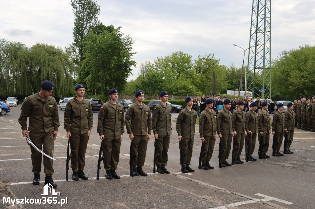 Fotorelacja: Pokaz Musztry Paradnej w wykonaniu uczniów Kwiatkowskiego w Myszkowie
