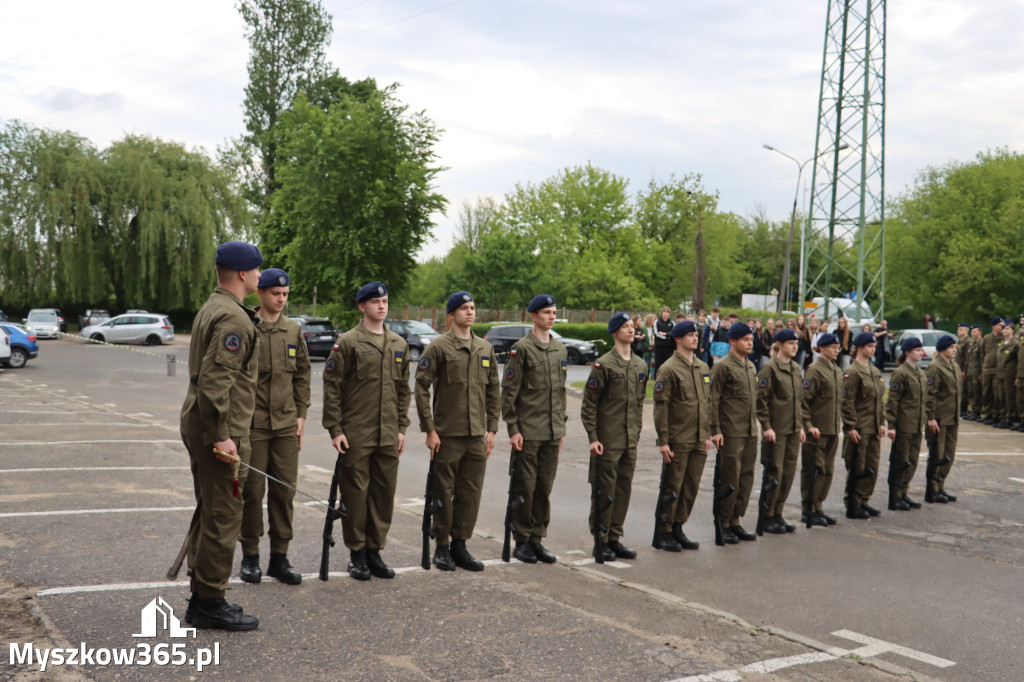 Fotorelacja: Pokaz Musztry Paradnej w wykonaniu uczniów Kwiatkowskiego w Myszkowie