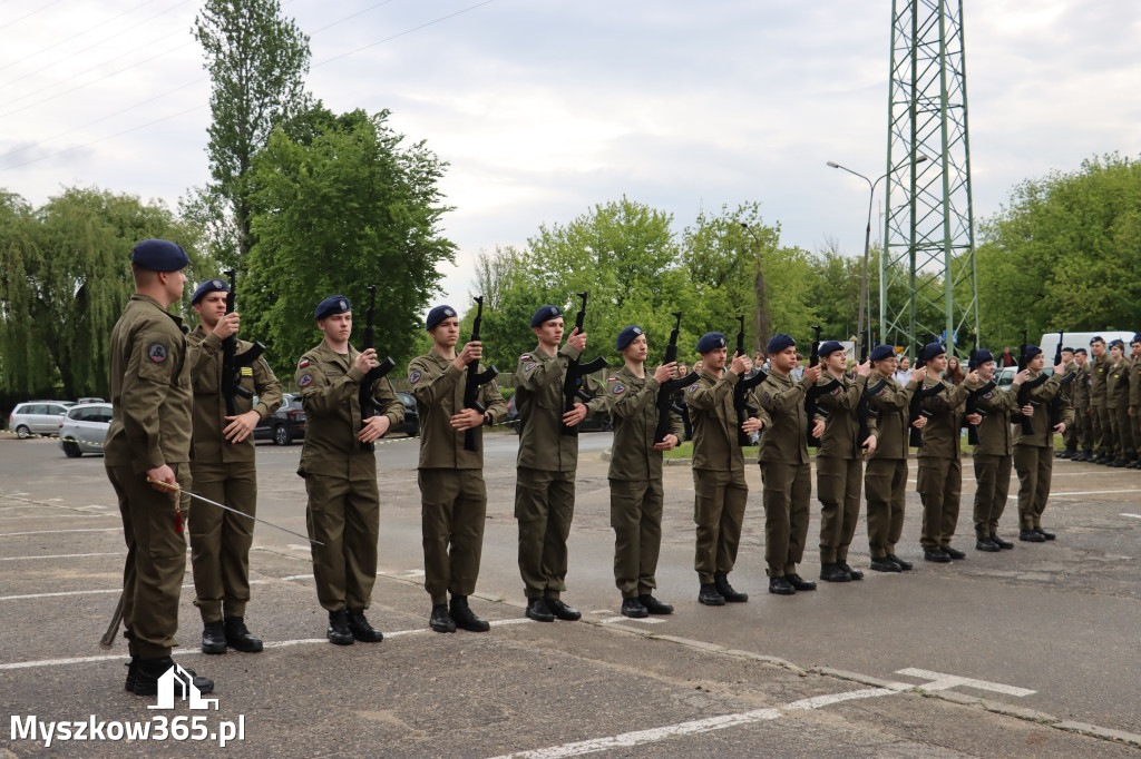 Fotorelacja: Pokaz Musztry Paradnej w wykonaniu uczniów Kwiatkowskiego w Myszkowie