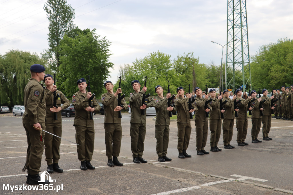 Fotorelacja: Pokaz Musztry Paradnej w wykonaniu uczniów Kwiatkowskiego w Myszkowie