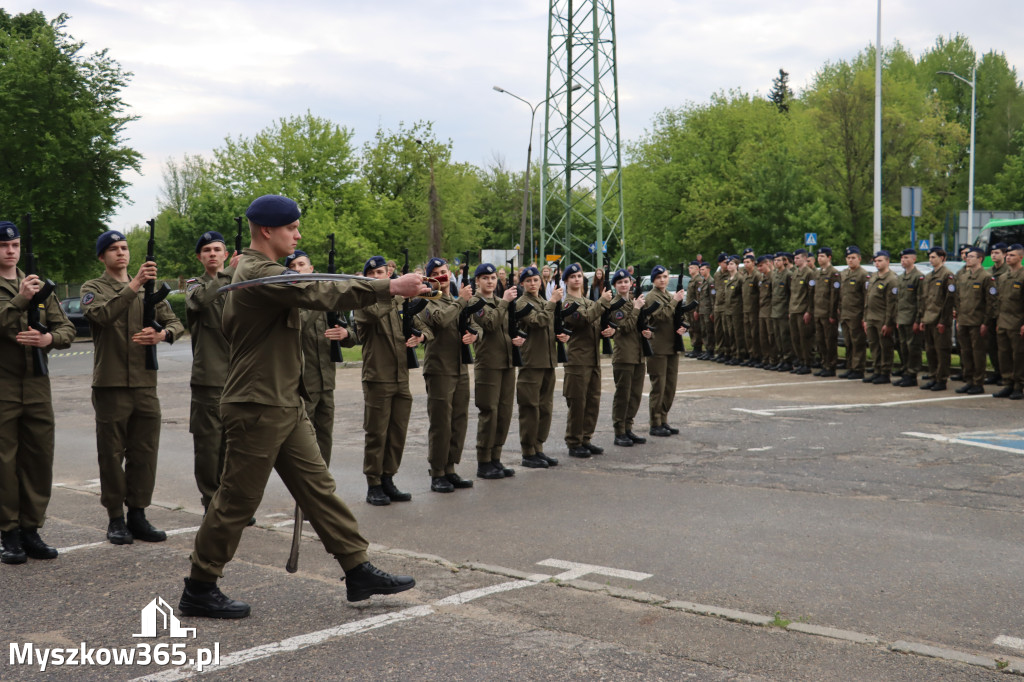 Fotorelacja: Pokaz Musztry Paradnej w wykonaniu uczniów Kwiatkowskiego w Myszkowie