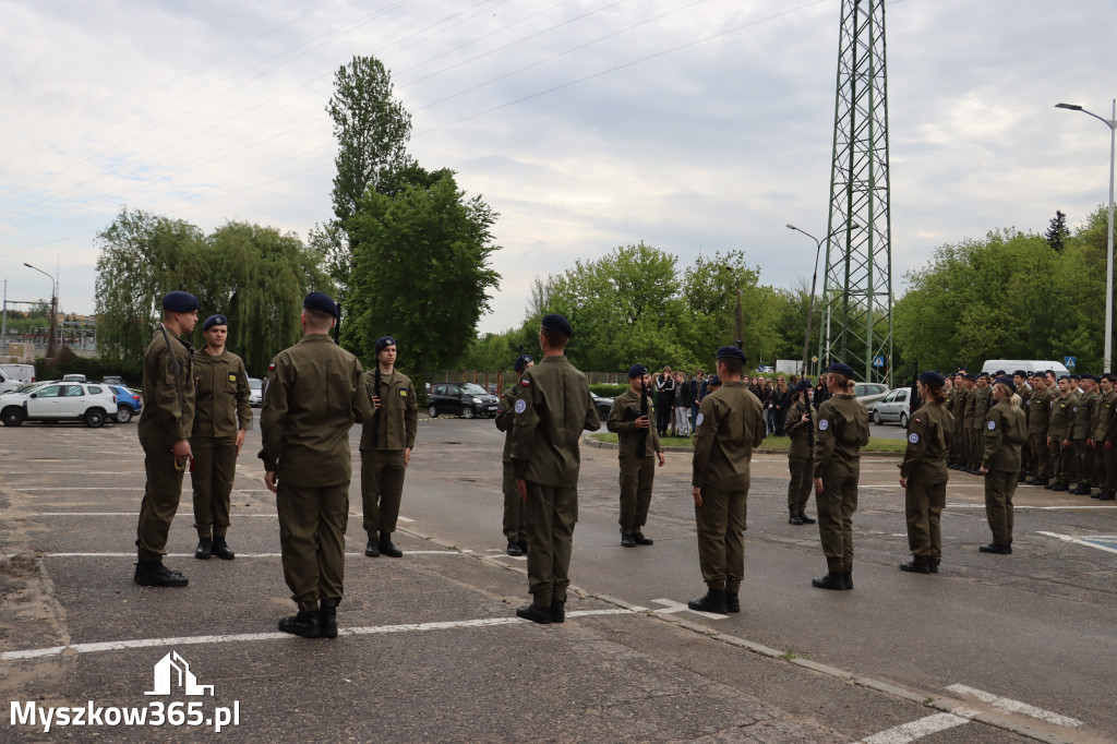 Fotorelacja: Pokaz Musztry Paradnej w wykonaniu uczniów Kwiatkowskiego w Myszkowie