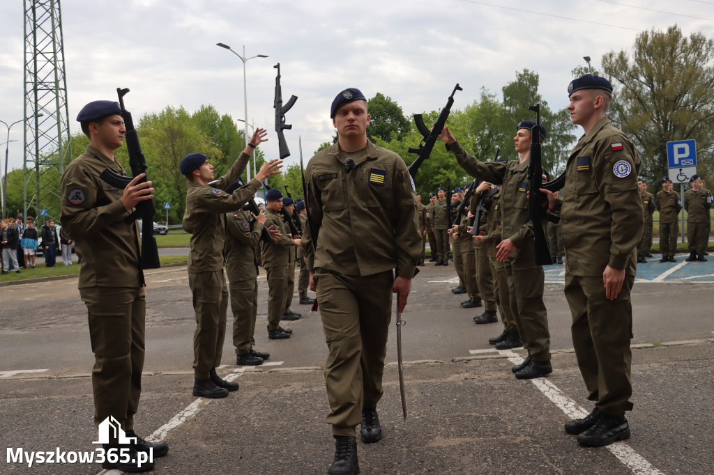 Fotorelacja: Pokaz Musztry Paradnej w wykonaniu uczniów Kwiatkowskiego w Myszkowie