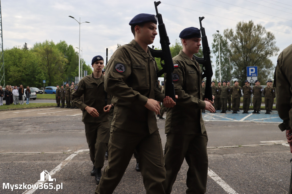 Fotorelacja: Pokaz Musztry Paradnej w wykonaniu uczniów Kwiatkowskiego w Myszkowie