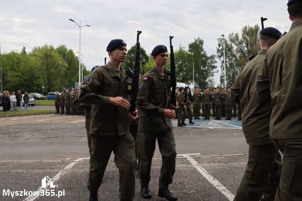 Fotorelacja: Pokaz Musztry Paradnej w wykonaniu uczniów Kwiatkowskiego w Myszkowie