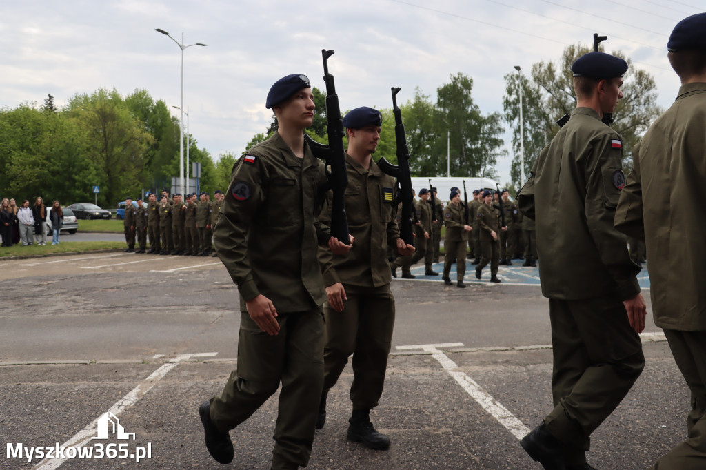 Fotorelacja: Pokaz Musztry Paradnej w wykonaniu uczniów Kwiatkowskiego w Myszkowie