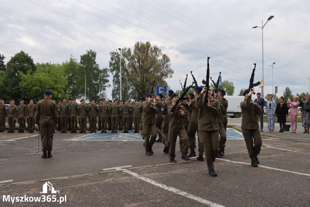 Fotorelacja: Pokaz Musztry Paradnej w wykonaniu uczniów Kwiatkowskiego w Myszkowie
