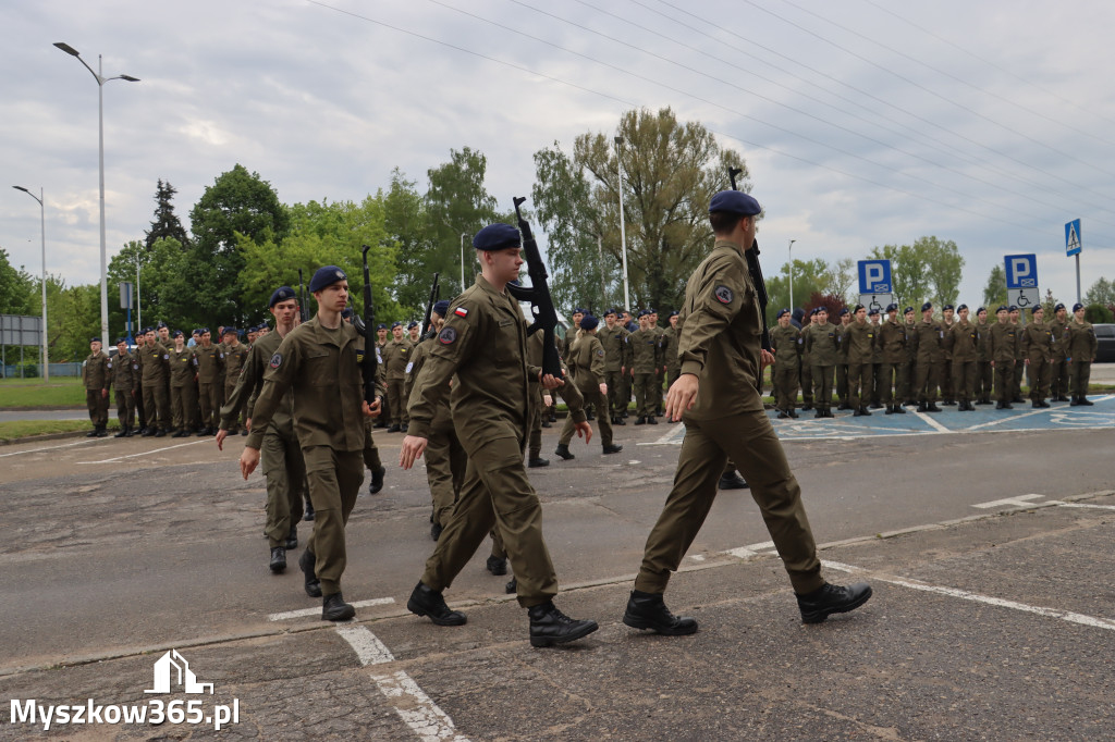Fotorelacja: Pokaz Musztry Paradnej w wykonaniu uczniów Kwiatkowskiego w Myszkowie