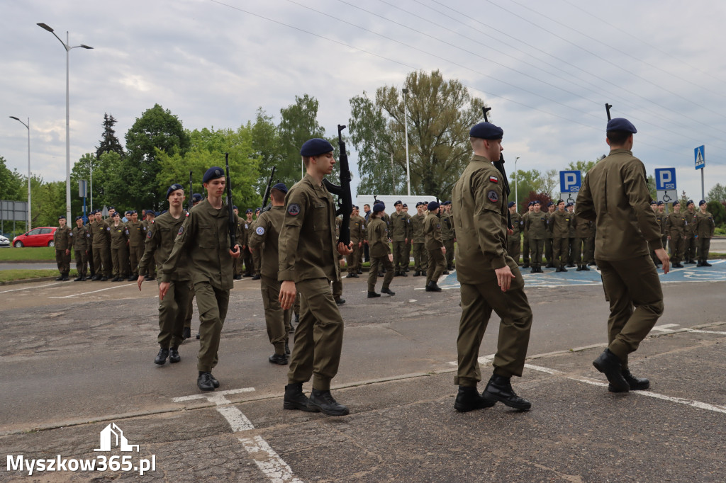 Fotorelacja: Pokaz Musztry Paradnej w wykonaniu uczniów Kwiatkowskiego w Myszkowie