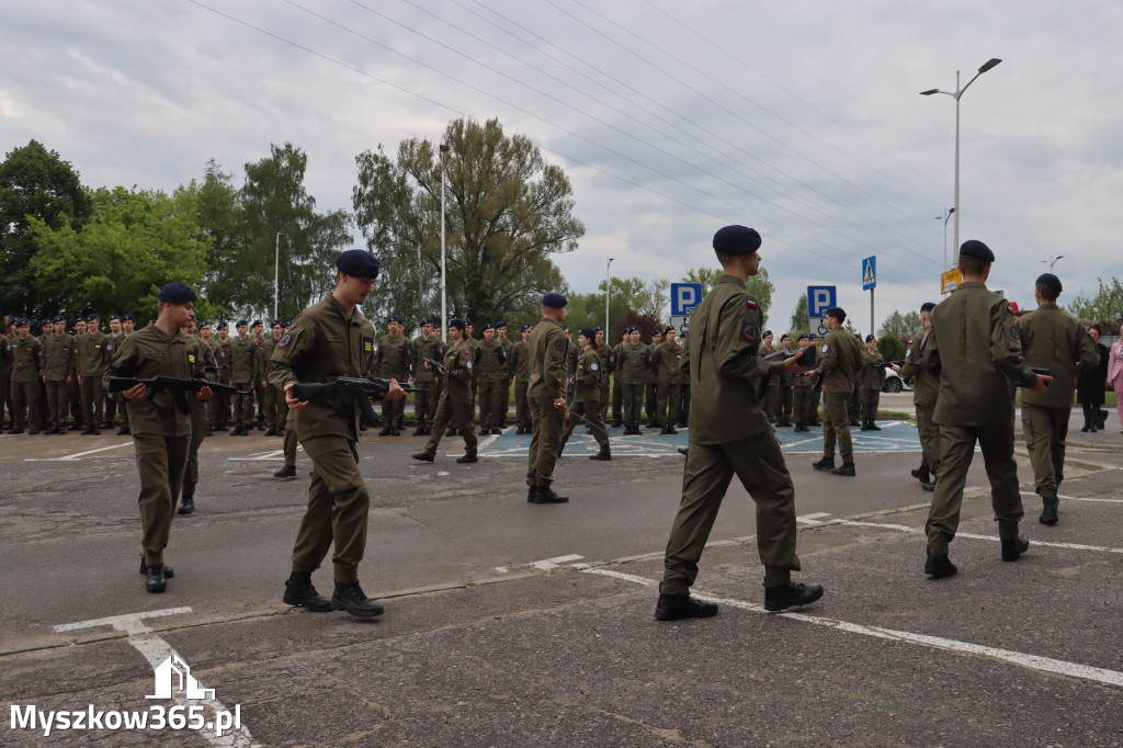 Fotorelacja: Pokaz Musztry Paradnej w wykonaniu uczniów Kwiatkowskiego w Myszkowie