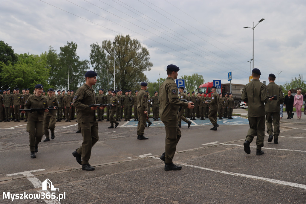 Fotorelacja: Pokaz Musztry Paradnej w wykonaniu uczniów Kwiatkowskiego w Myszkowie