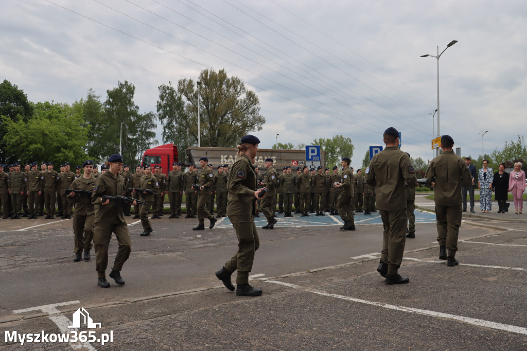 Fotorelacja: Pokaz Musztry Paradnej w wykonaniu uczniów Kwiatkowskiego w Myszkowie