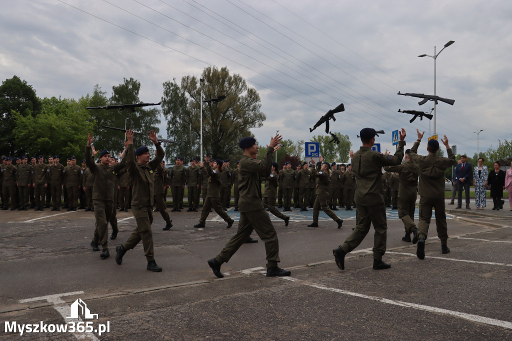 Fotorelacja: Pokaz Musztry Paradnej w wykonaniu uczniów Kwiatkowskiego w Myszkowie