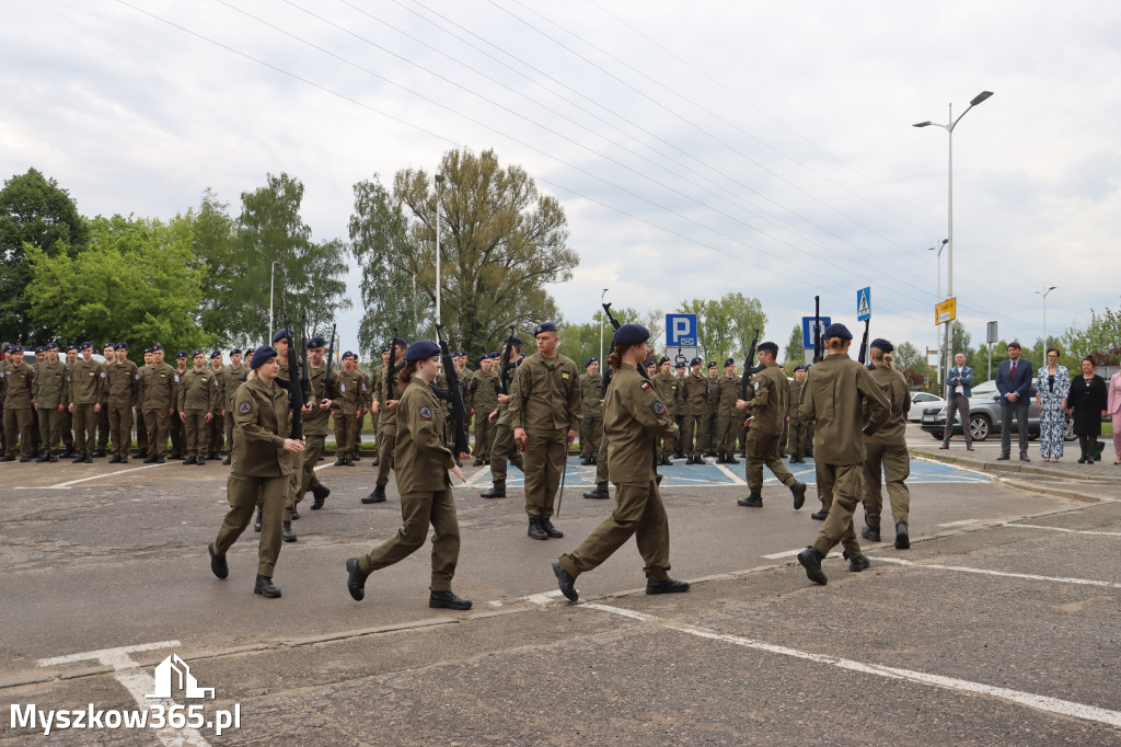 Fotorelacja: Pokaz Musztry Paradnej w wykonaniu uczniów Kwiatkowskiego w Myszkowie
