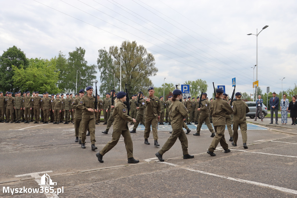 Fotorelacja: Pokaz Musztry Paradnej w wykonaniu uczniów Kwiatkowskiego w Myszkowie