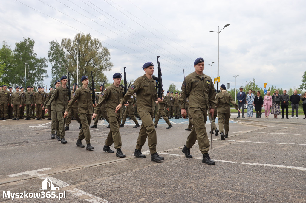 Fotorelacja: Pokaz Musztry Paradnej w wykonaniu uczniów Kwiatkowskiego w Myszkowie