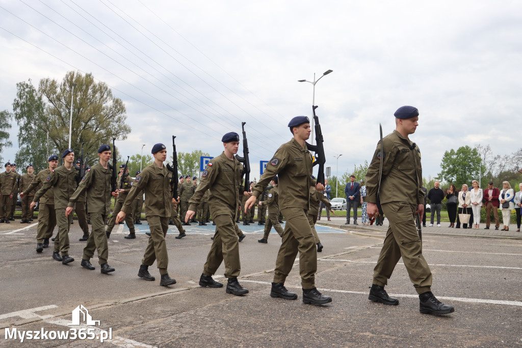 Fotorelacja: Pokaz Musztry Paradnej w wykonaniu uczniów Kwiatkowskiego w Myszkowie