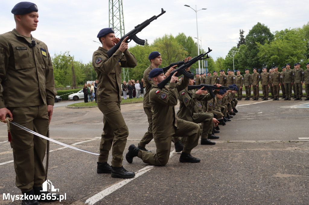 Fotorelacja: Pokaz Musztry Paradnej w wykonaniu uczniów Kwiatkowskiego w Myszkowie