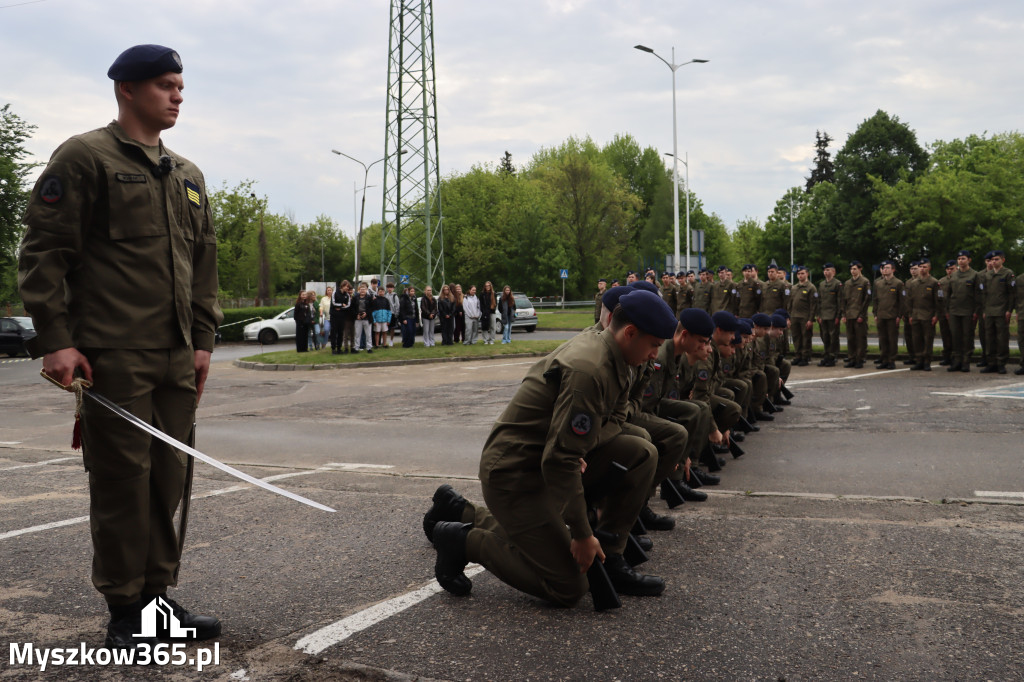 Fotorelacja: Pokaz Musztry Paradnej w wykonaniu uczniów Kwiatkowskiego w Myszkowie