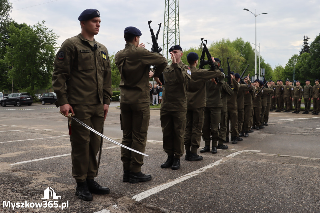 Fotorelacja: Pokaz Musztry Paradnej w wykonaniu uczniów Kwiatkowskiego w Myszkowie