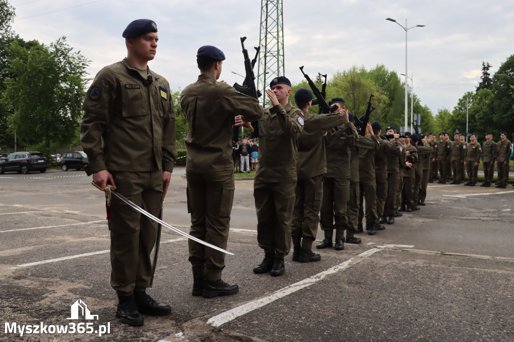 Fotorelacja: Pokaz Musztry Paradnej w wykonaniu uczniów Kwiatkowskiego w Myszkowie