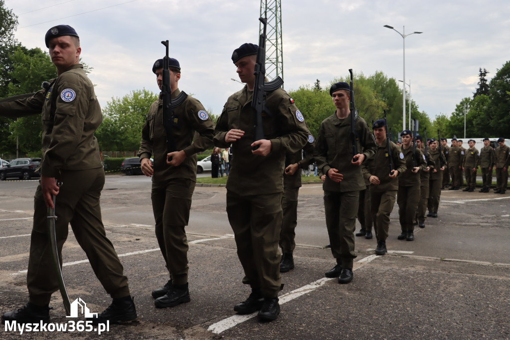 Fotorelacja: Pokaz Musztry Paradnej w wykonaniu uczniów Kwiatkowskiego w Myszkowie