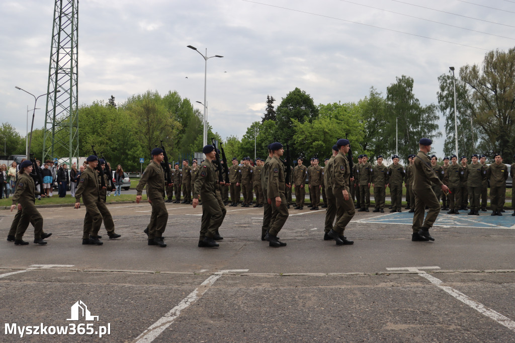 Fotorelacja: Pokaz Musztry Paradnej w wykonaniu uczniów Kwiatkowskiego w Myszkowie