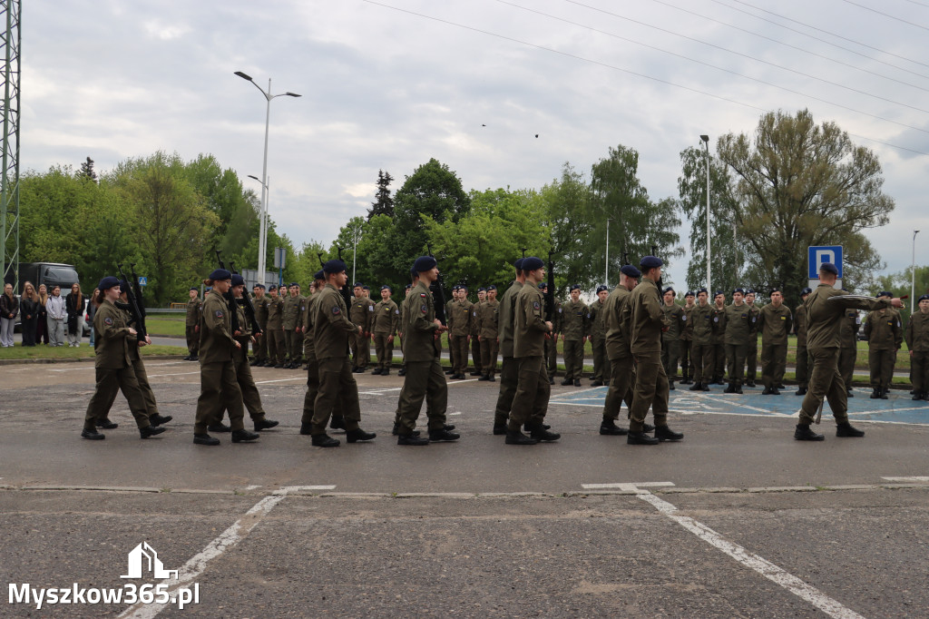 Fotorelacja: Pokaz Musztry Paradnej w wykonaniu uczniów Kwiatkowskiego w Myszkowie