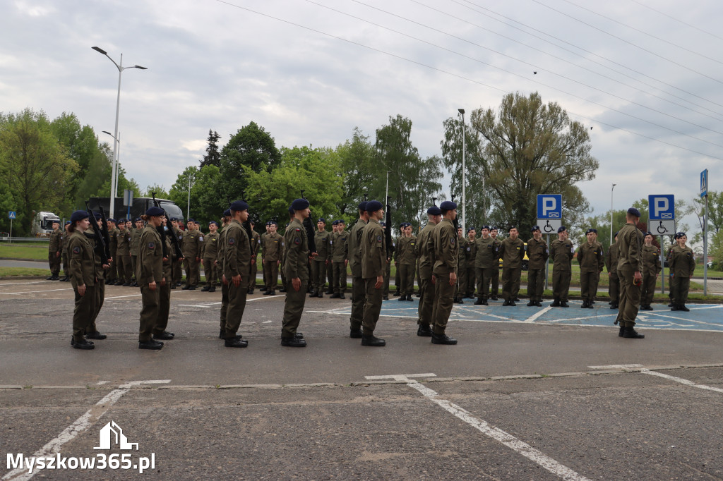 Fotorelacja: Pokaz Musztry Paradnej w wykonaniu uczniów Kwiatkowskiego w Myszkowie