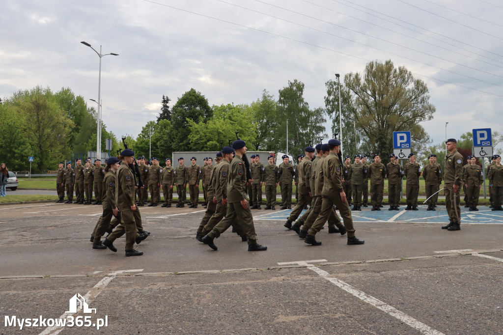 Fotorelacja: Pokaz Musztry Paradnej w wykonaniu uczniów Kwiatkowskiego w Myszkowie
